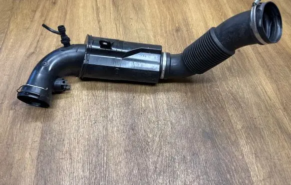 BMW 1 F40 Intake resonator 8693166 23557610 1371