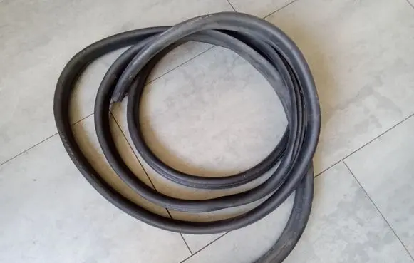 Renault Trafic III (X82) Rubber seal front coupe door 