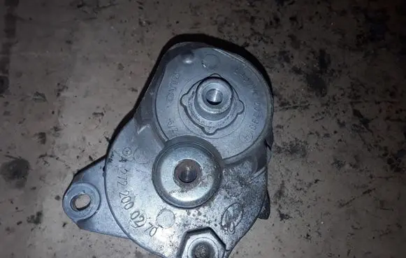 Mercedes-Benz CLS C219 Generator/alternator belt tensioner A2722000270