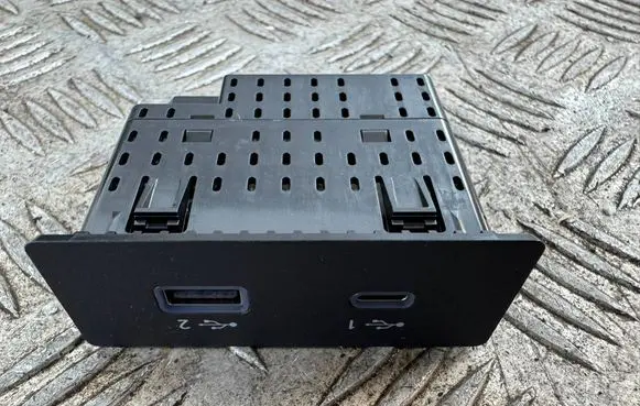 Nissan Qashqai J12 USB socket connector 284H36RA1A