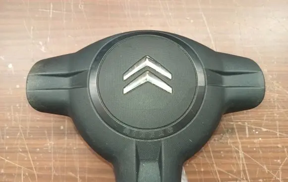 Steering wheel airbag