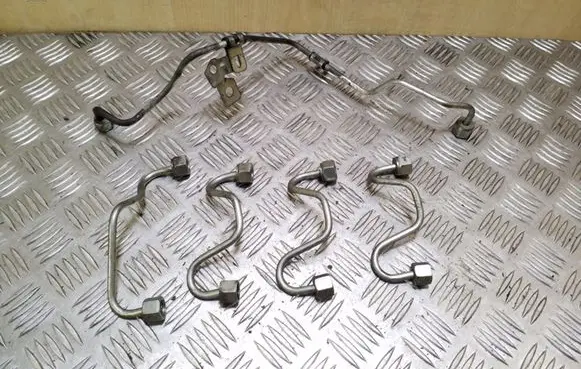 Nissan X-Trail T31 Fuel injector supply line/pipe 