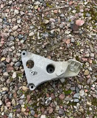 BMW 5 E60 E61 Engine mounting bracket 6777055