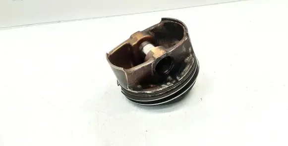 Volkswagen PASSAT B6 Piston 82409