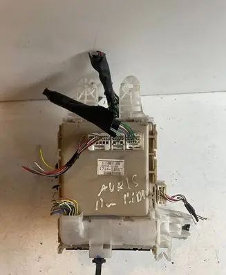 Toyota Auris 150 Fuse module 8273002J50