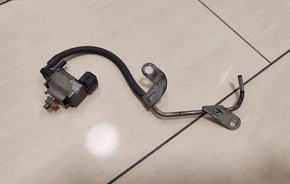 Mitsubishi Carisma Vacuum valve K5T48277