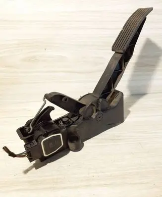 Mercedes-Benz B W245 Accelerator throttle pedal A1693000104 081206 000706