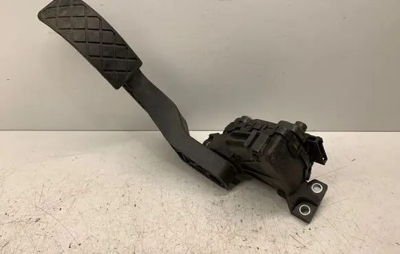 Accelerator throttle pedal