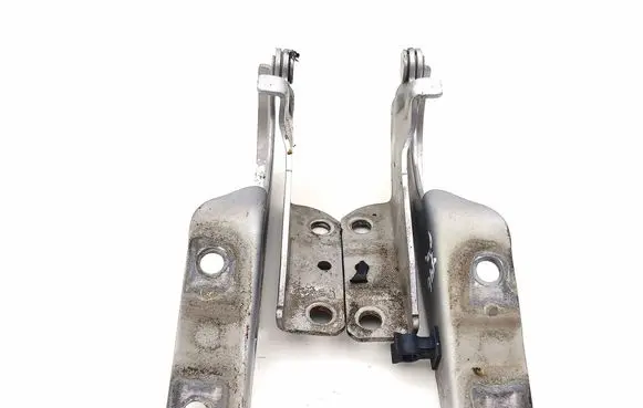 Engine bonnet/hood hinges