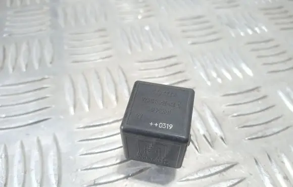 Volvo S40, V40 Other relay MB953381