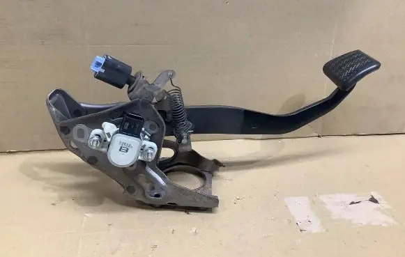 Toyota Prius+ (ZVW40) Brake pedal 8951047050