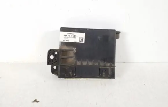 Toyota Avensis T270 Air conditioning/heating control unit 88650-05251