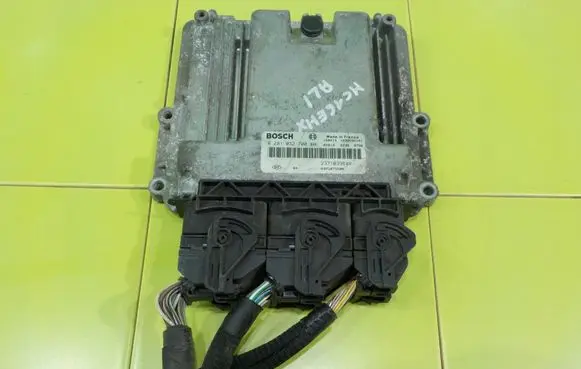 Renault Trafic III (X82) Engine control unit/module 237103984R