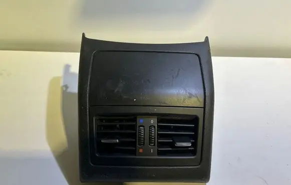 Rear air vent grill