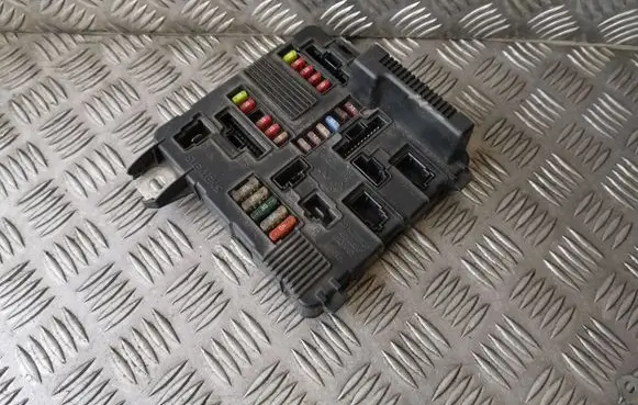 Renault Scenic II - Grand scenic II Fuse module 8200306032C S118399200F