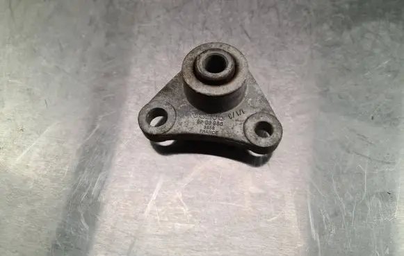 Volvo S60 Engine mount bracket 9203968
