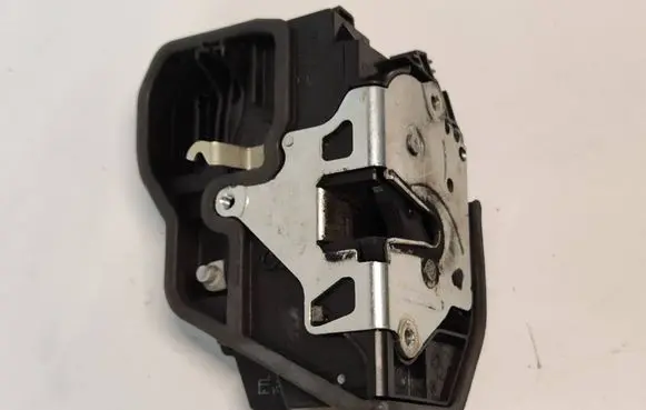 BMW 1 F20 F21 Front door lock 7229461 A053702