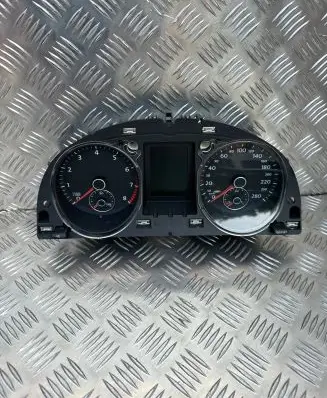 Volkswagen PASSAT CC Speedometer (instrument cluster) 3C8920870B
