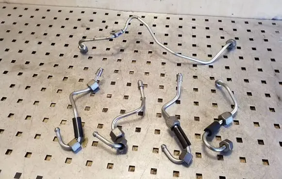 Fuel injector supply line/pipe