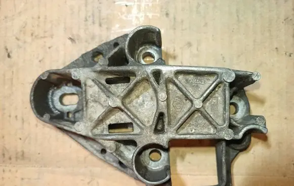 Renault Megane I Engine mounting bracket 7700430752
