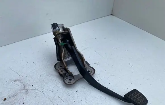 Toyota Avensis T220 Brake pedal