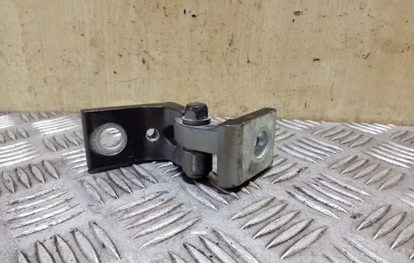 Skoda Octavia Mk2 (1Z) Front door lower hinge 6Y0831411D