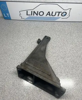 Engine mounting bracket