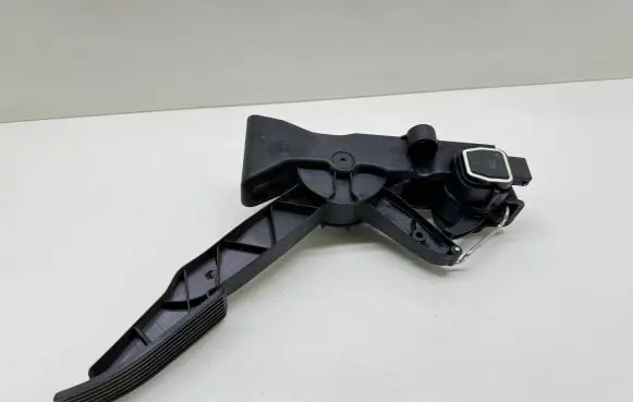Mercedes-Benz A W169 Accelerator throttle pedal A1693000304 000037 110804