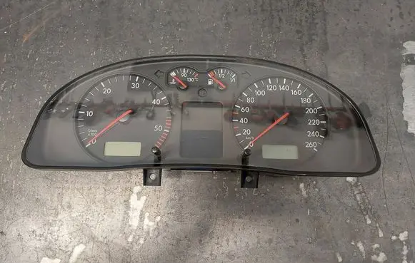 Volkswagen PASSAT B5 Speedometer (instrument cluster) 3B0920822A