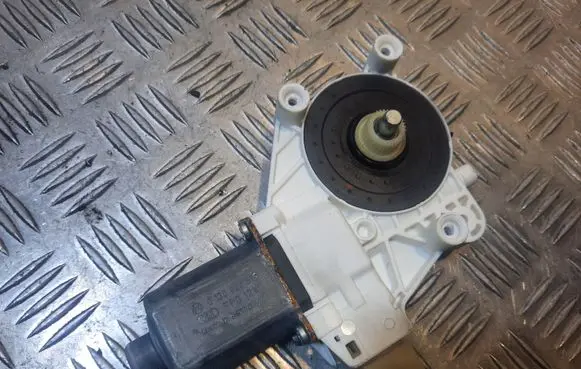 BMW 7 F01 F02 F03 F04 Front door window regulator motor 7046032