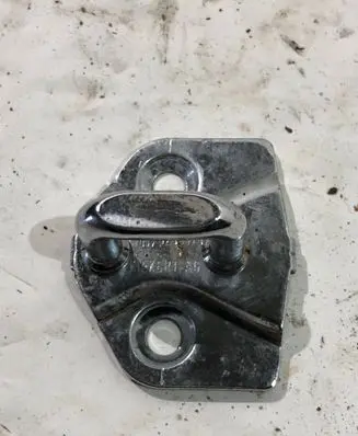 BMW 7 E65 E66 Front door lock loop/hook striker 8240573