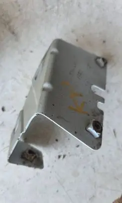 Opel Vivaro Fender mounting bracket 425452045R