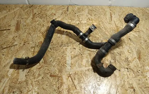 Mercedes-Benz CLS C218 X218 Engine coolant pipe/hose A2125018582