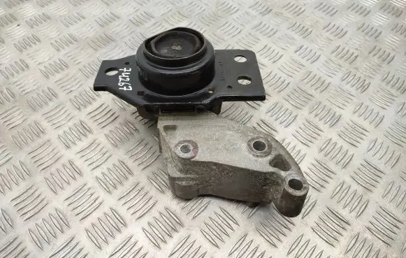 Nissan Qashqai Engine mount bracket
