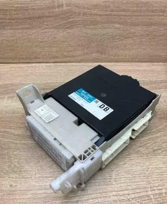 Toyota Yaris Comfort/convenience module 892210D470 827052K40
