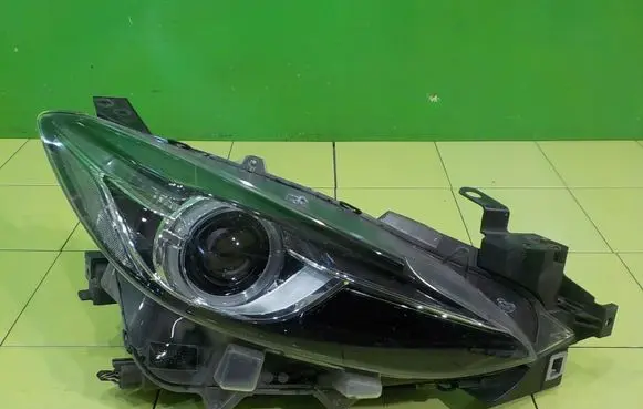 Mazda 3 II Headlight/headlamp BHT651030