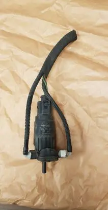 Volkswagen Touran I Windscreen/windshield washer pump 1K6955651 20021710