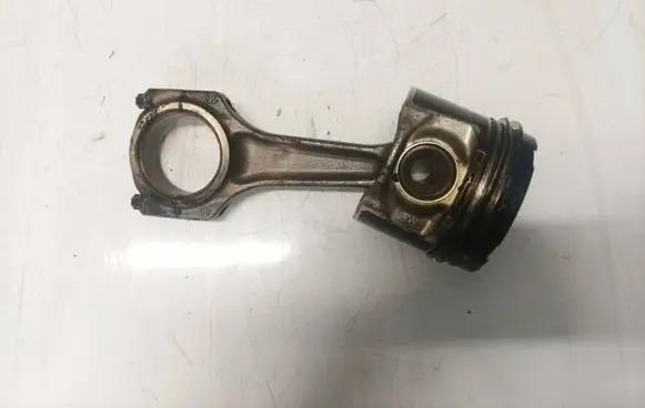 Chrysler Voyager Piston with connecting rod
