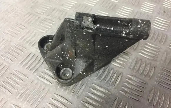 Nissan Almera N16 Engine mounting bracket