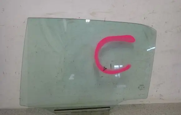 Toyota Auris 150 Sliding door window/glass 