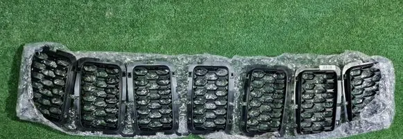 Jeep Cherokee Front bumper upper radiator grill 005339482