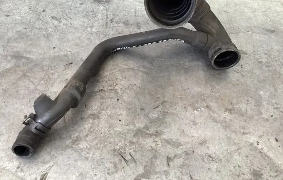 Coolant pipe/hose