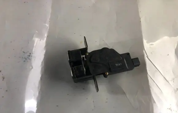 KIA Sorento Tailgate window lock/catch/latch 