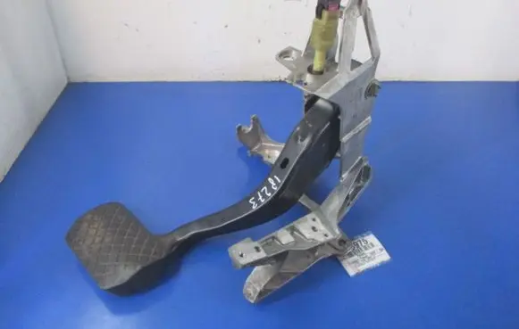 Volkswagen PASSAT B5 Accelerator throttle pedal 8D1721117K