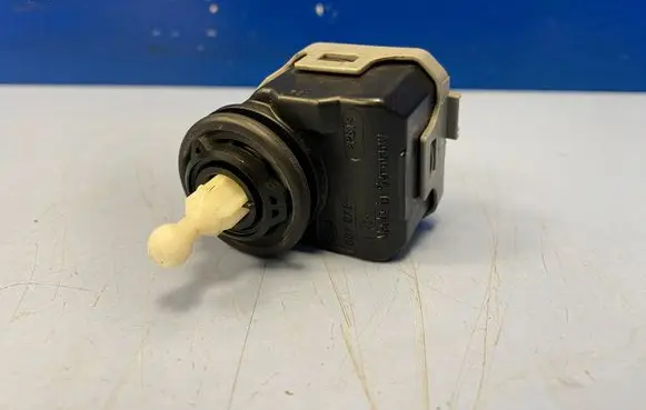 Headlight level adjustment motor