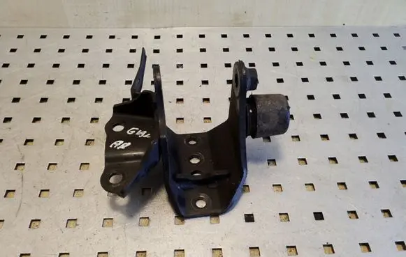 Toyota Avensis T270 Engine mounting bracket
