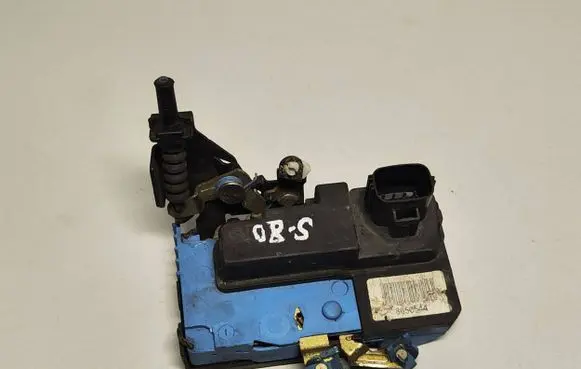 Volvo V70 Front door lock 8650544