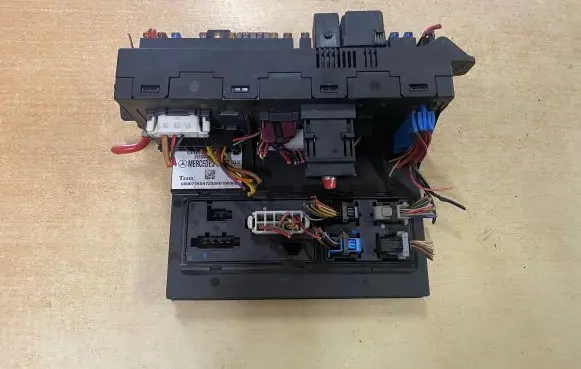 Mercedes-Benz E W211 Fuse box set 211545390109