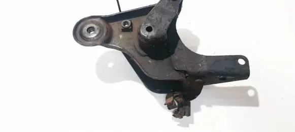 Nissan Primera Engine mounting bracket
