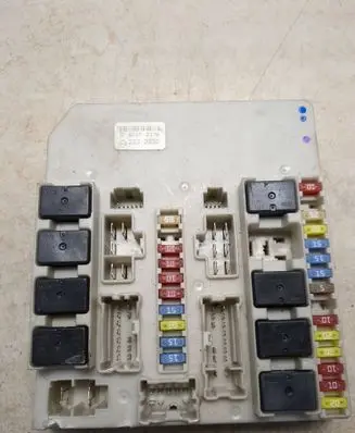 Renault Modus Fuse module 233293G 6D172370